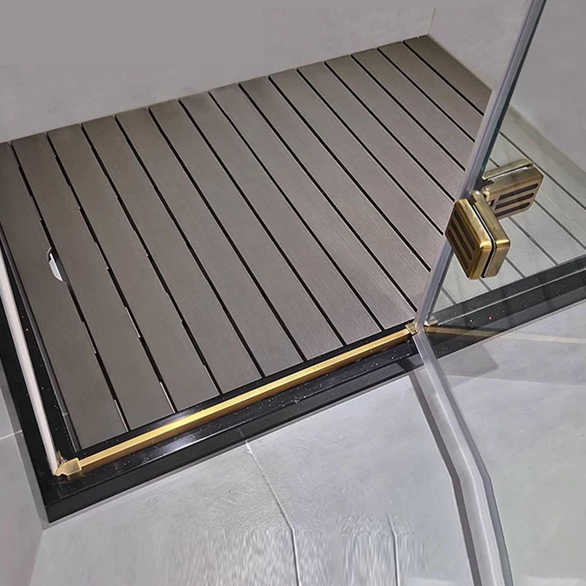 Piscine hors sol: structure en bois, résistant à l'eau